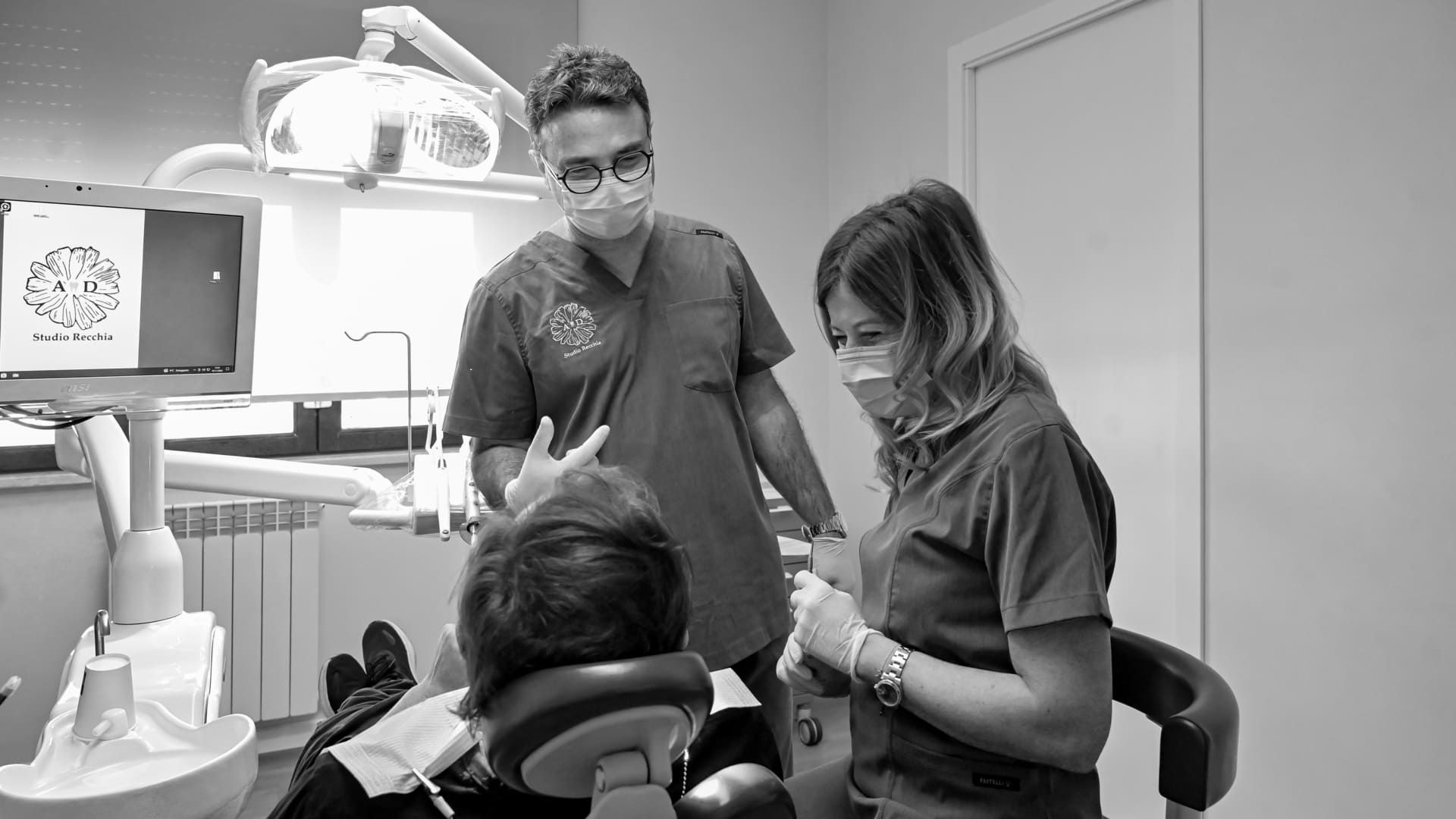 Equipe dello Studio Recchia Odontoiatri durante un trattamento
